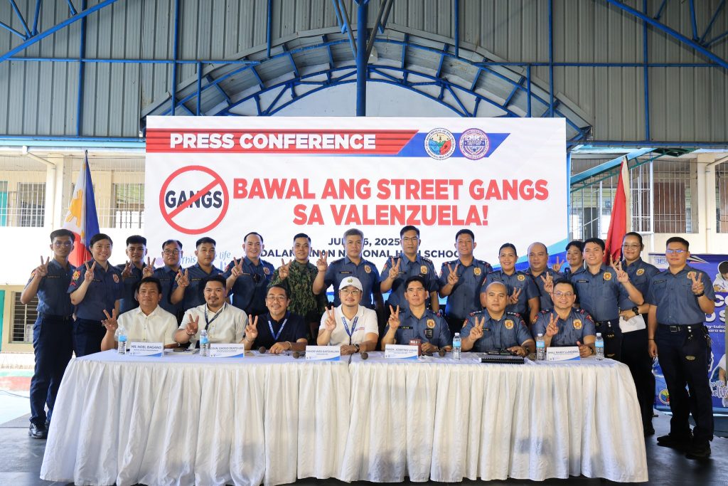 May be an image of 14 people and text that says 'PRESS CONFERENCE GANGS BAWAL ANG STREET GANGS SA VALENZUELA! 6, 2025 ONAL 0 DALAK JUL INgNN SCHOC HEMNLENIAV กอ'