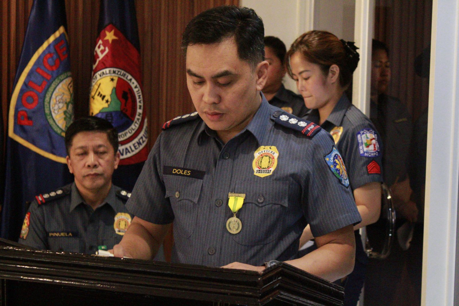 May be an image of 4 people and text that says 'ίς POLIC VALENZ OFFICER DOLES DO ES 0-15:55'