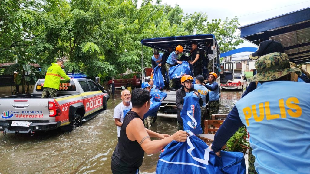 May be an image of 9 people and text that says 'LINEB 100 renfendas Tuloy= PROGRESO, Valenzuela! 40 213A POLICE PULIS'