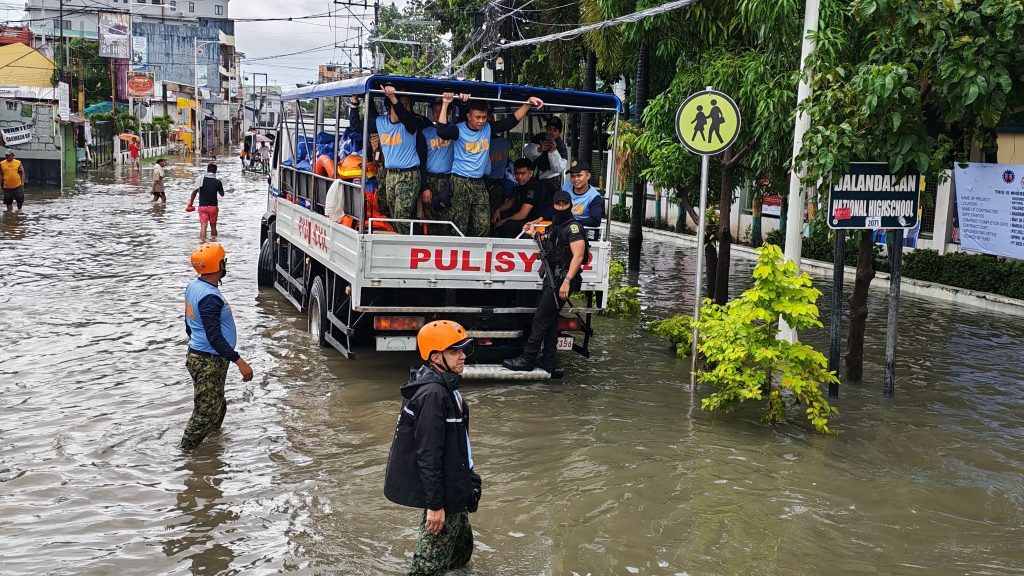 May be an image of 13 people, body of water and text that says '秋 PULISY PULI JALANDAAN NIGRSCNOOL 150'